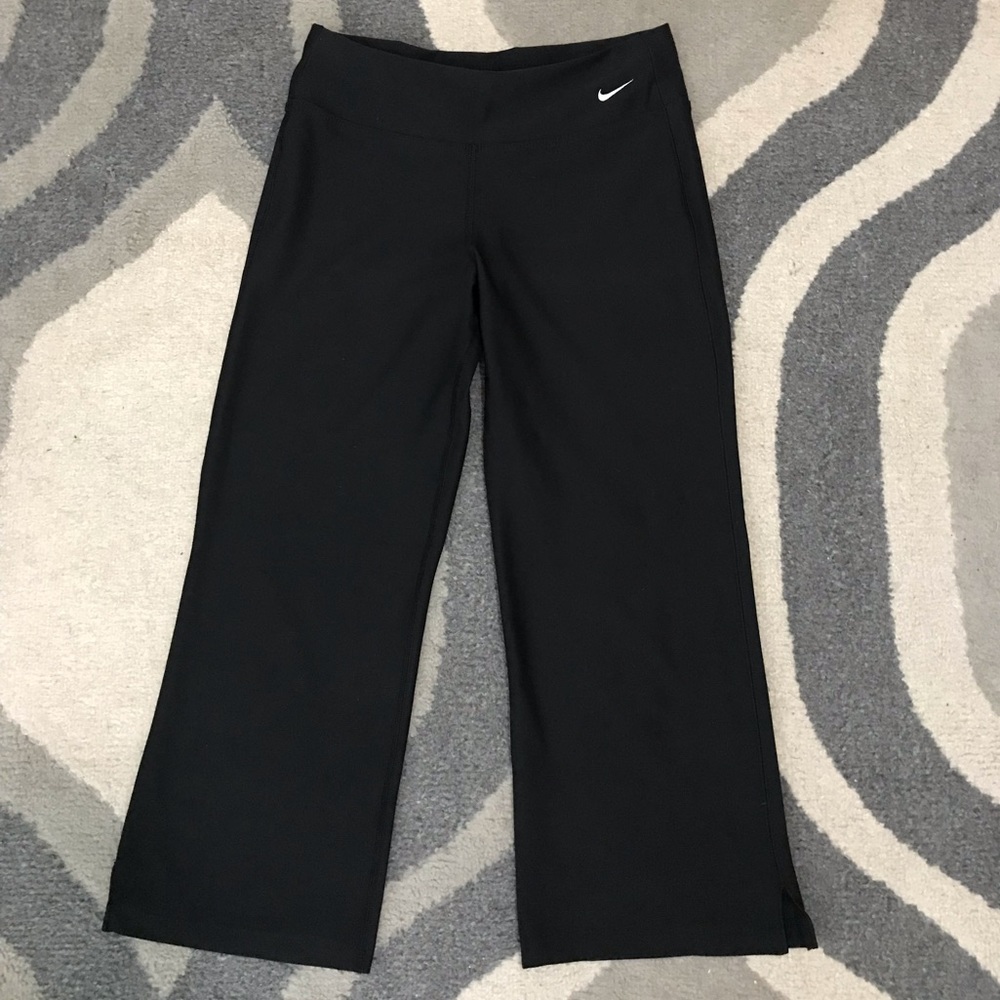 CUTE WOMENS NIKE BLACK WORKOUT ATHLETIC CAPRIS😍💜